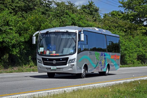 volksbus 9-150 dirigindo na estrada - driving business travel car bus - fotografias e filmes do acervo