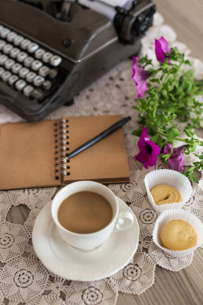 pausa di lavoro. caffè con latte, biscotti e blocco note in ufficio - machine typewriter human hand typing foto e immagini stock