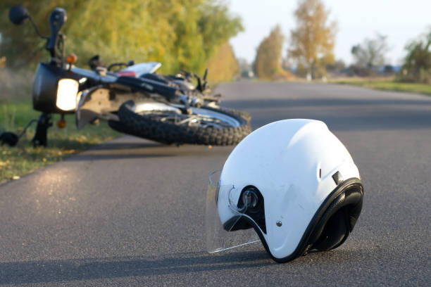 фотография шлема и мотоцикла на дороге, концепция дорожно-транспортных происшествий - the splits фотографии стоковые фото и изображения