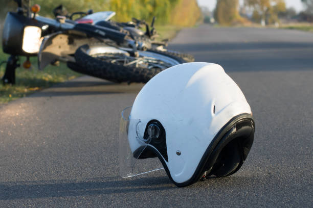 foto di casco e moto su strada, il concetto di incidenti stradali - helmet motorcycle motorized sport crash helmet foto e immagini stock