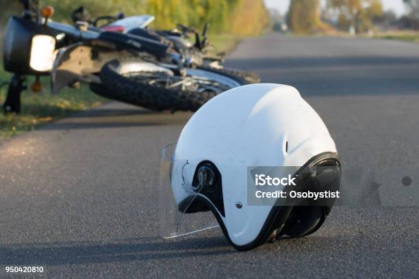 ヘルメットと路上で交通事故のコンセプト バイクの写真 - オートバイのストックフォトや画像を多数ご用意 - オートバイ, 衝突事故, 事故