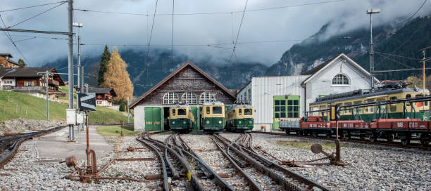 trenes de montaña suizos estacionados en la estación cerca de grindelwald - jungfrau train winter wengen fotografías e imágenes de stock