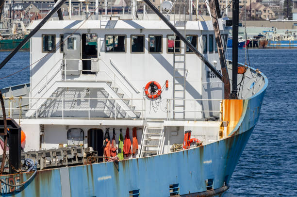 duma clammer e.s.s. z nabrzeżem new bedford w tle - pilothouse zdjęcia i obrazy z banku zdjęć