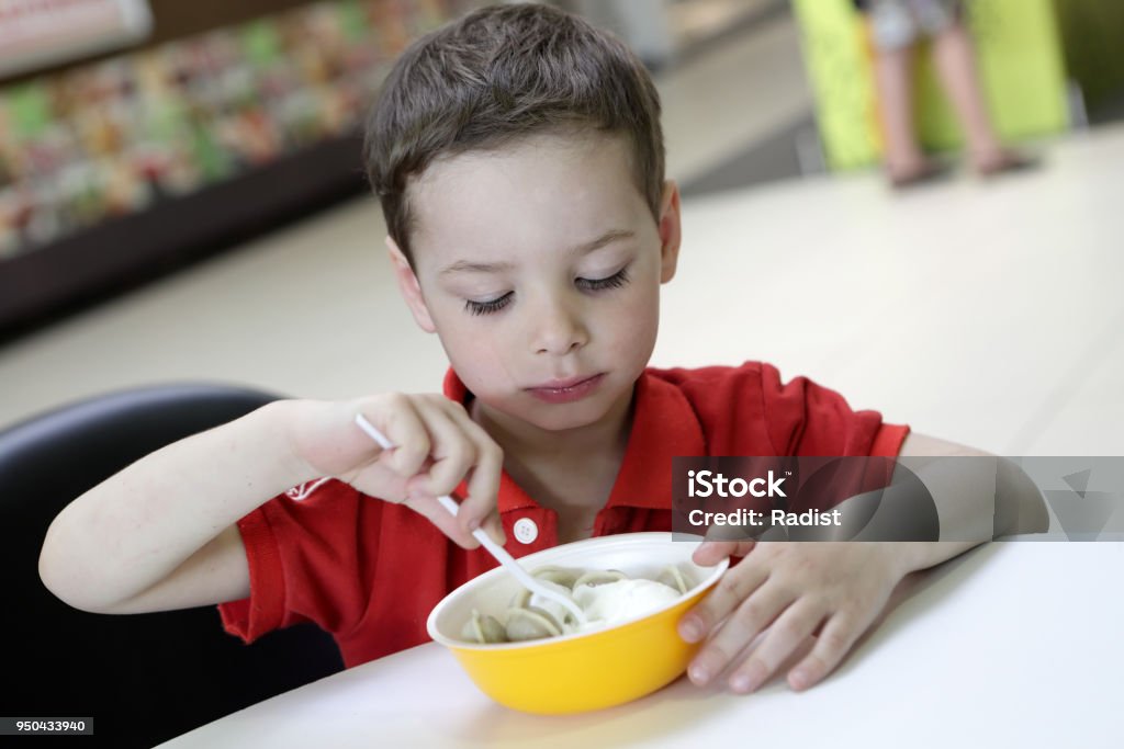 Enfant de manger des boulettes de viande avec la crème sure - Photo de Aliment libre de droits
