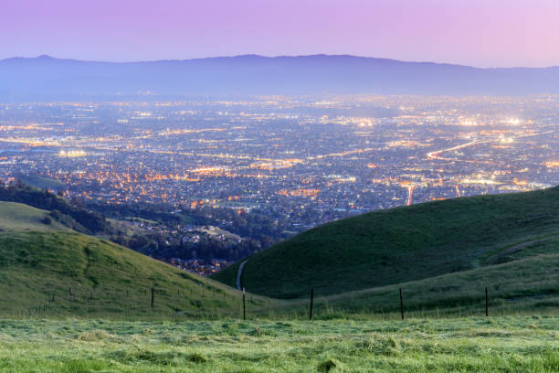 crepúsculo de silicon valley - hill green california grass fotografías e imágenes de stock