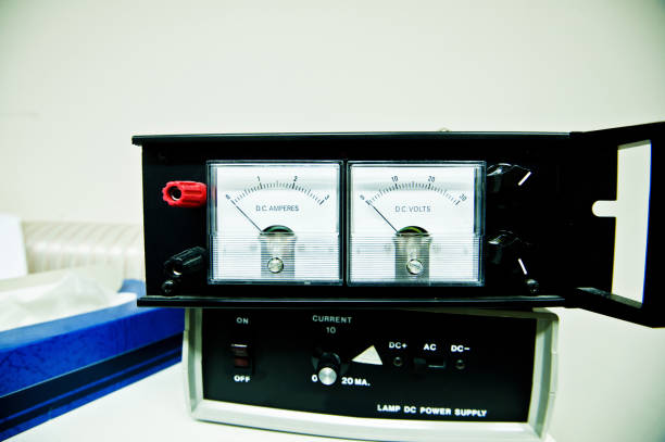 power supply unit, analog ammeter (current meter) and analog voltmeter (voltage meter) - pressure gauge audio imagens e fotografias de stock
