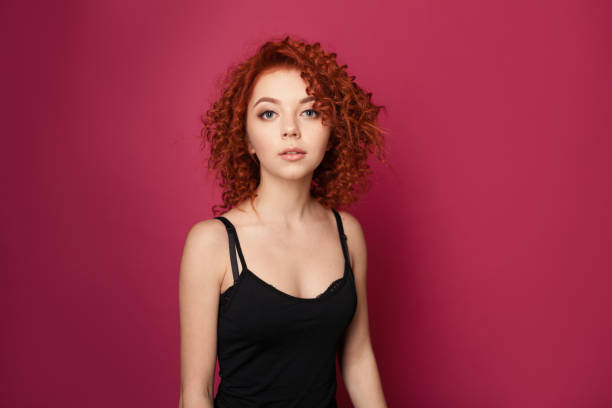 linda garota encaracolada no retrato de estúdio - cabelo pintado de vermelho - fotografias e filmes do acervo