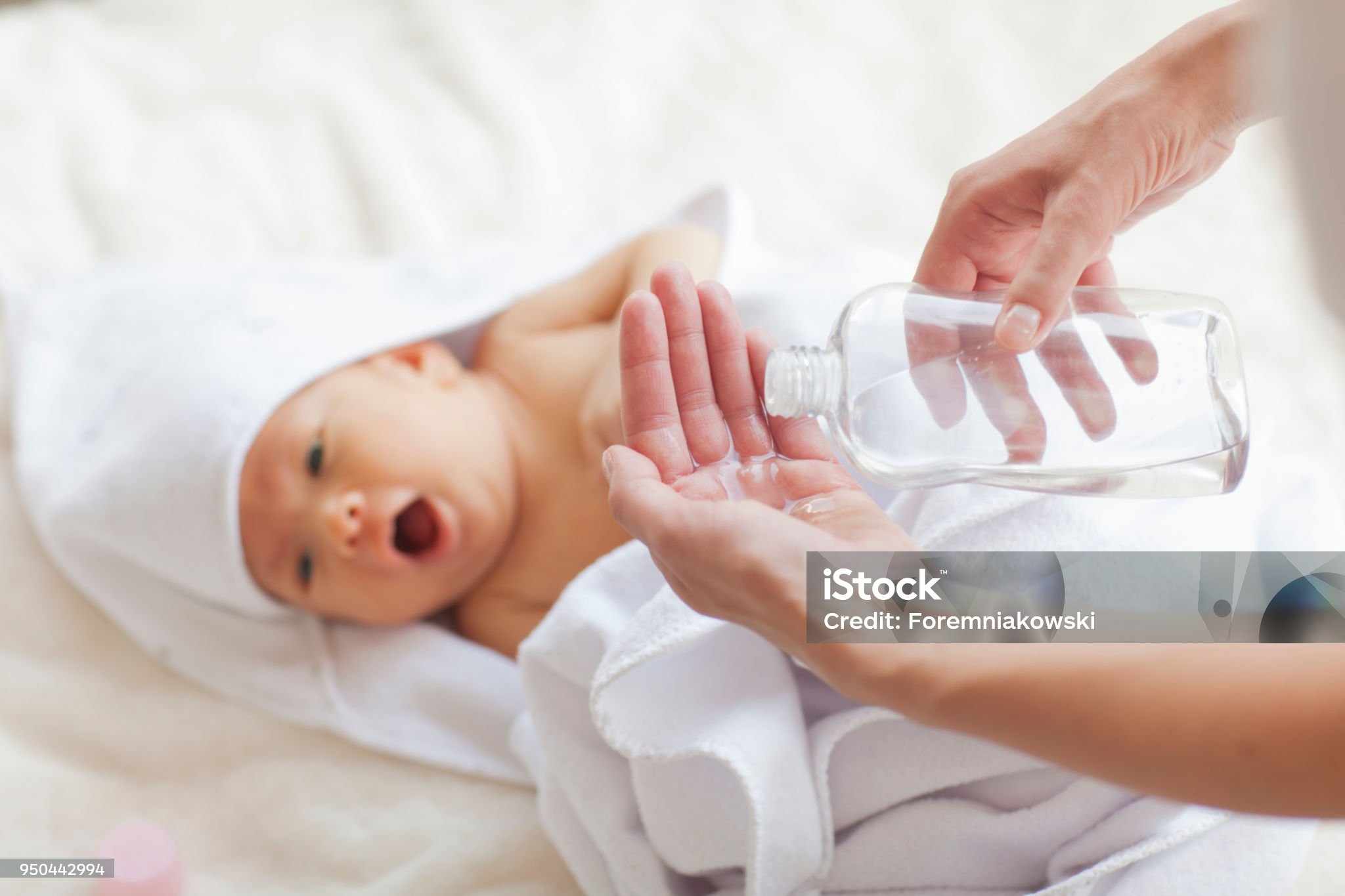 Svi smo ga poznavali kao djeca! 8 razloga zašto bismo i danas trebali koristiti baby ulje Svi smo ga poznavali kao djeca! 8 razloga zašto bismo i danas trebali koristiti baby ulje