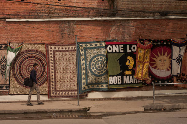 teppich in nepal street verkaufen - bob marley stock-fotos und bilder