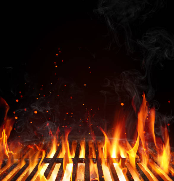 grill barbecue hintergrund - leeren rost mit flammen auf schwarz - gartengrill fotos stock-fotos und bilder