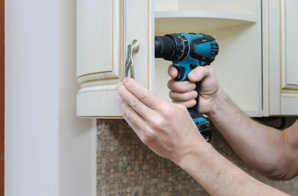 istock Installation of kitchen furniture. 950451294