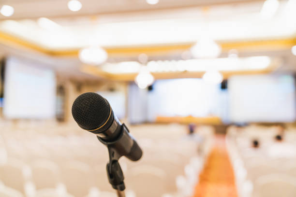 microphone stand in conference hall. public announcement event, organization company meeting, or graduation award ceremony concept - lecture hall auditorium university empty imagens e fotografias de stock