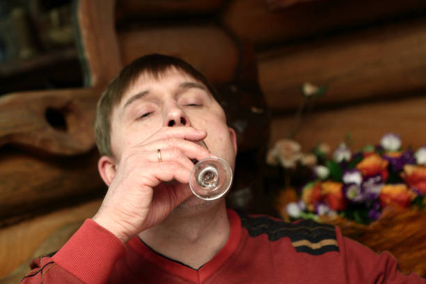 ウォッカを飲む男性 - eastern european caucasian one person alcoholism ストックフォトと画像