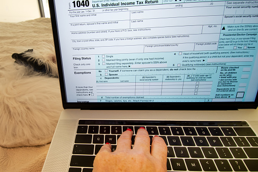 Einreichung Auf Laptop Irsformular 1040 Individuelle Einkommensteuererklärung 4 Stockfoto und ...