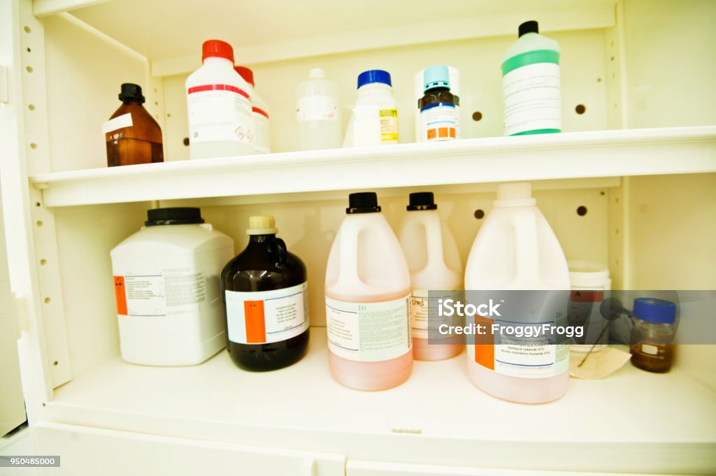 Beczki i butelki chemikaliów laboratoryjnych - Zbiór zdjęć royalty-free (Substancja chemiczna)