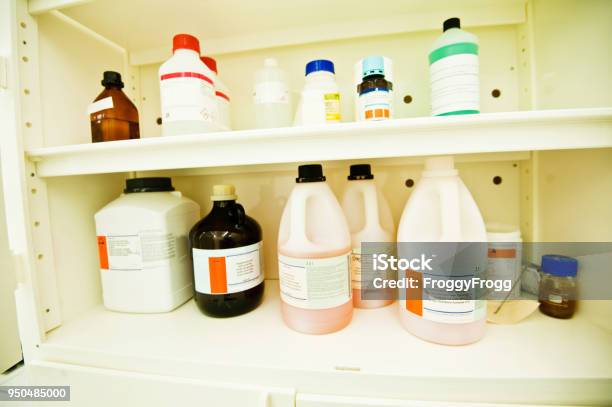 Beczki I Butelki Chemikaliów Laboratoryjnych - zdjęcia stockowe i więcej obrazów Substancja chemiczna - Substancja chemiczna, Chemia - Nauka, Butelka