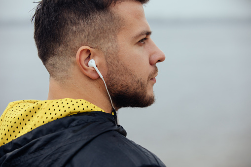 Sportsman listening to music in earphones