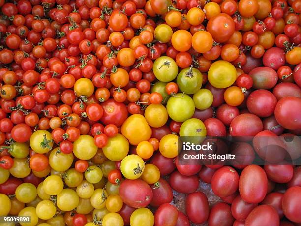 Sul Mercato Colorato Pomodori - Fotografie stock e altre immagini di Alimentazione sana - Alimentazione sana, Arancione, Catasta