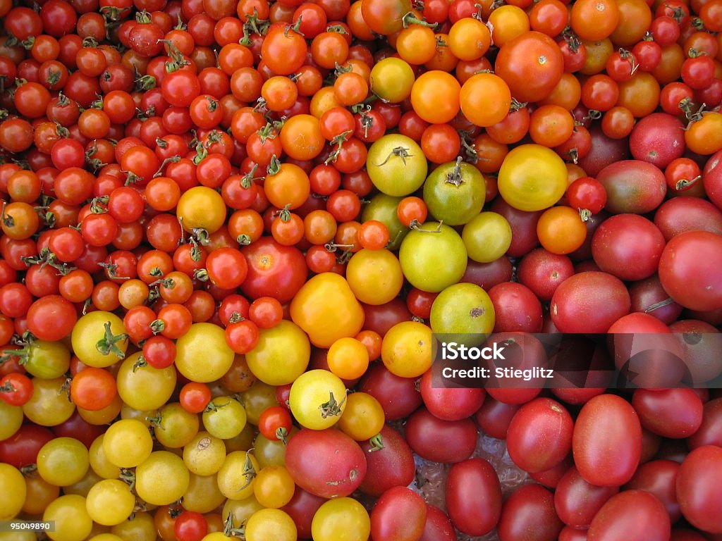 「市場：カラフルなトマト - みずみずしいのロイヤリティフリーストックフォト