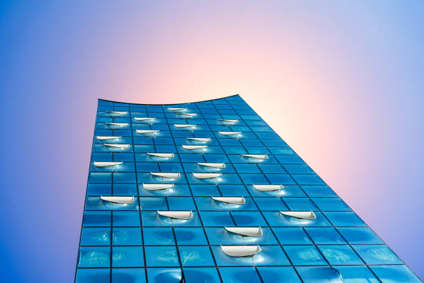 elbphilharmonie, gros plan - ciel bleu lumineux et plein soleil et des fusées éclairantes par derrière, hamburg, germany - building contractor flash photos et images de collection