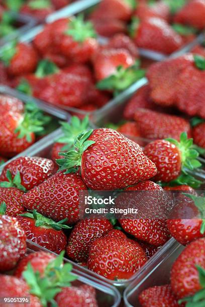 Morangos - Fotografias de stock e mais imagens de Alimentação Saudável - Alimentação Saudável, Amontoar, Cesta de Fruta