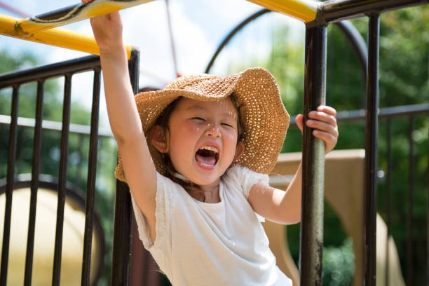 petite fille jouant dans le parc - childrens park photos et images de collection