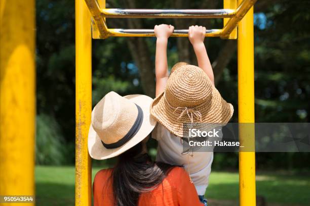 母と娘が公園で遊んで