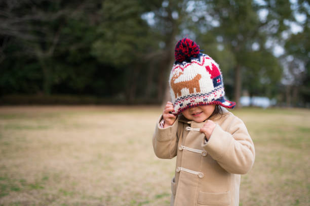 istock Little girl wearing a knit cap 950550908