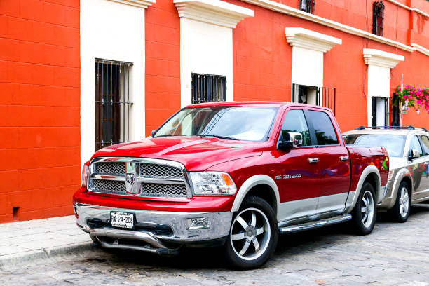 dodge ram 2500 - cargo container metal container rough 뉴스 사진 이미지