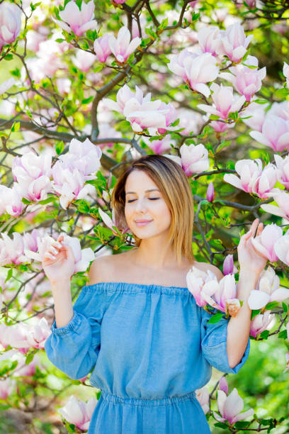 menina no jardim de flor magnólia. - sweet magnolia tree blossom white - fotografias e filmes do acervo