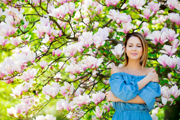 menina no jardim de flor magnólia. - sweet magnolia tree blossom white - fotografias e filmes do acervo