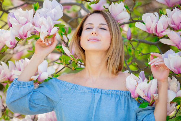 menina no jardim de flor magnólia. - sweet magnolia tree blossom white - fotografias e filmes do acervo