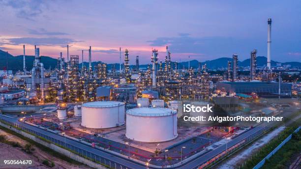 Top Luftbild Öl Und Gasindustrie Chemikalientank Mit Ölraffinerieanlage Hintergrund In Der Dämmerung Stockfoto und mehr Bilder von Raffinerie