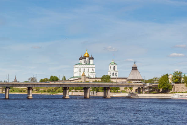 istock The bridge over the Great and Trinity Cathedral in Pskov 950568658