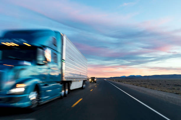 sonnenuntergang auf der langstrecke autobahn - truck semi truck highway trucking stock-fotos und bilder