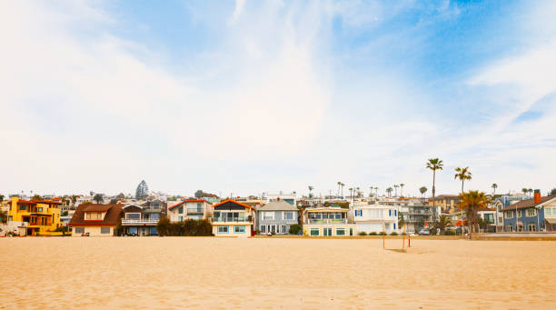 istock Manhattan Beach - beach houses along the coast 950572232