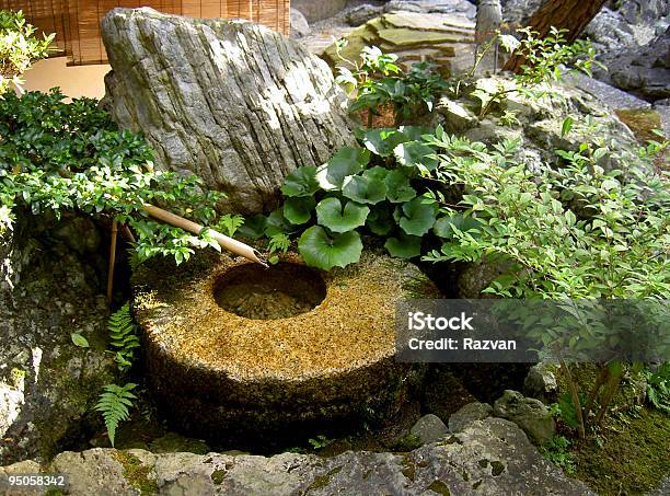 Fuente Del Jardín Japonés Foto de stock y más banco de imágenes de Agua - Agua, Aire libre, Arquitectura