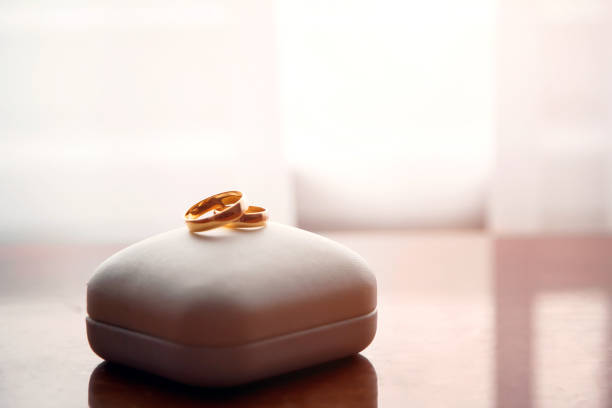 anillos de bodas de oro se encuentran en una caja de - honeymoon fotografías e imágenes de stock