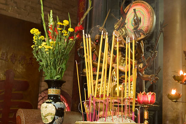 altar budista y de incienso - scented smoke single flower flower fotografías e imágenes de stock