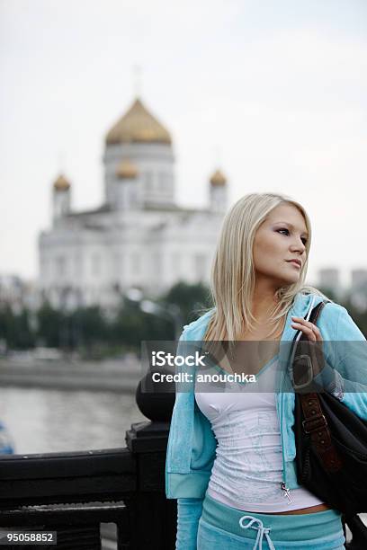 Photo libre de droit de Marcher À Moscou banque d'images et plus d'images libres de droit de 20-24 ans - 20-24 ans, Adulte, Beauté