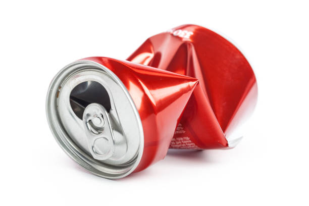 latas comprimidas isoladas em um fundo branco - crushed can soda drink can - fotografias e filmes do acervo