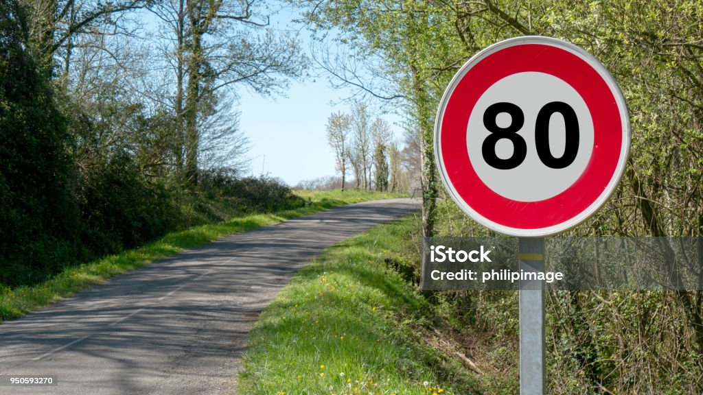 una velocidad límite a 80 km/h en las carreteras francesas - Foto de stock de Velocidad libre de derechos