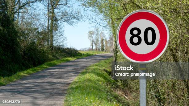 Una Velocidad Límite A 80 Kmh En Las Carreteras Francesas Foto de stock y más banco de imágenes de Velocidad