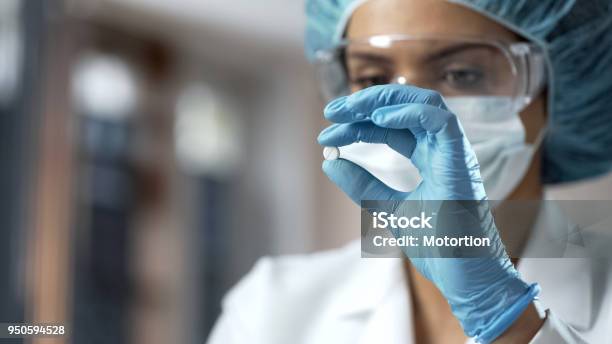 Mujer Químico En Pastilla Blanco Nuevos Medicamentos Pruebas De Laboratorio Foto de stock y más banco de imágenes de Medicamento