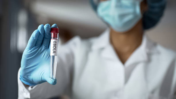 naukowiec trzymający płyn szczepionkowy przeciwko wirusowi ebola w probówce, eksperyment biochemiczny - ebola zdjęcia i obrazy z banku zdjęć