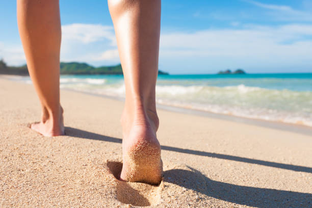 walking on 해변 - barefoot 뉴스 사진 이미지
