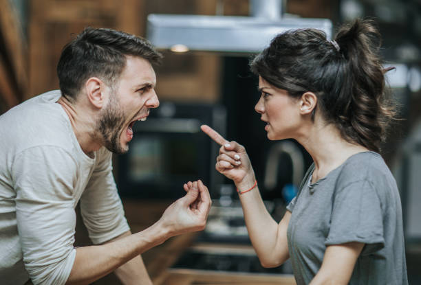 coppia furiosa che litiga mentre ha problemi nella loro relazione. - relationship difficulties couple anger communication breakdown foto e immagini stock