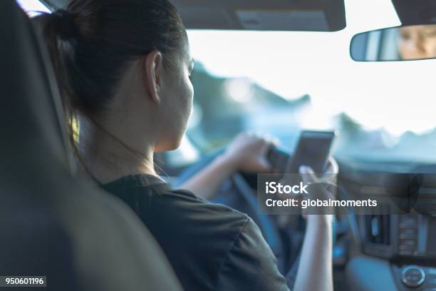 Mensajes De Texto Y Conducir Al Volante Violando La Ley Foto de stock y más banco de imágenes de Conducir