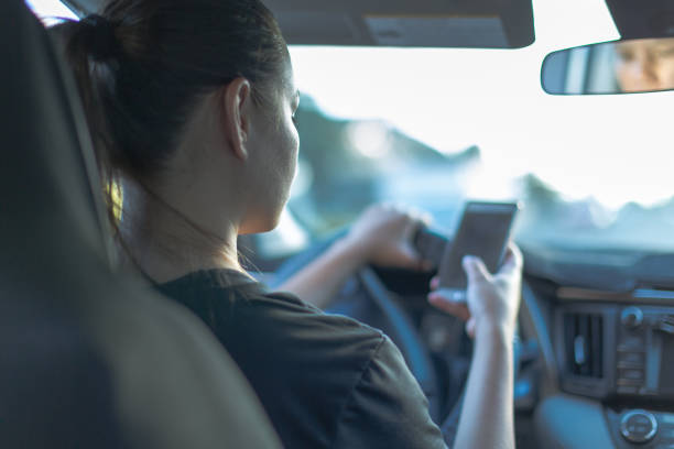 sms e guida, al volante. infrangere la legge. - driving text messaging accident danger foto e immagini stock