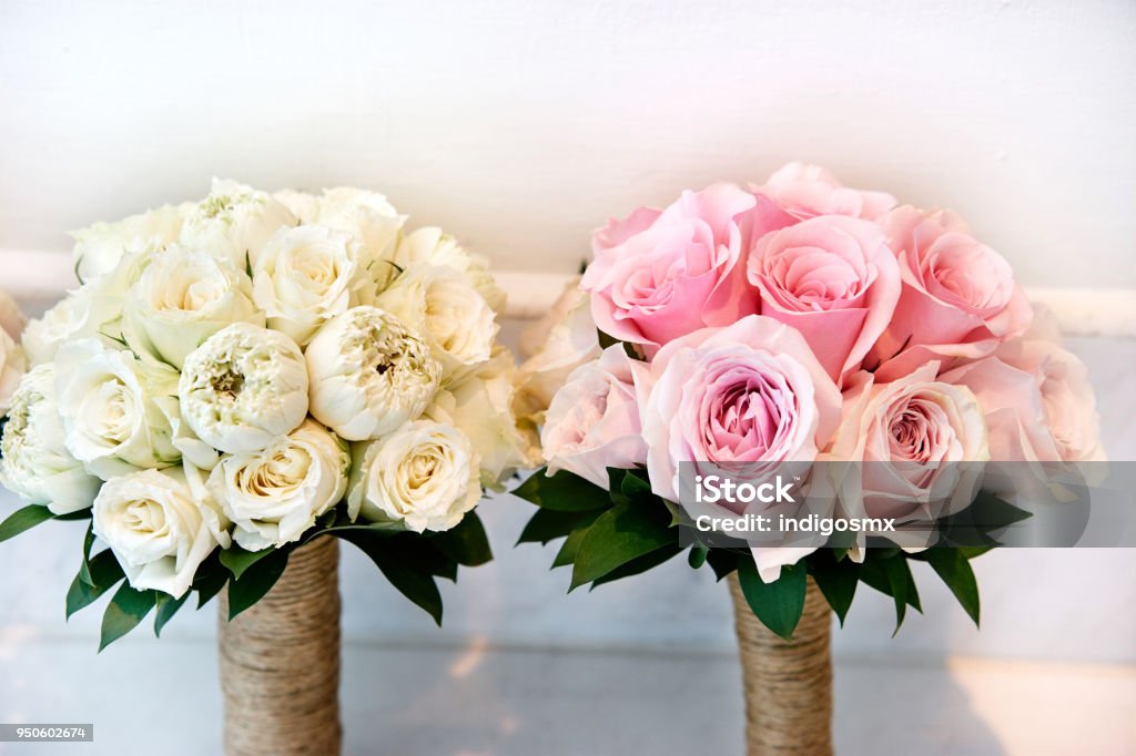 Foto de Bouquet De Noiva Rosas Brancas De Creme E Rosa Buquê Da Noiva e  mais fotos de stock de Beleza - iStock